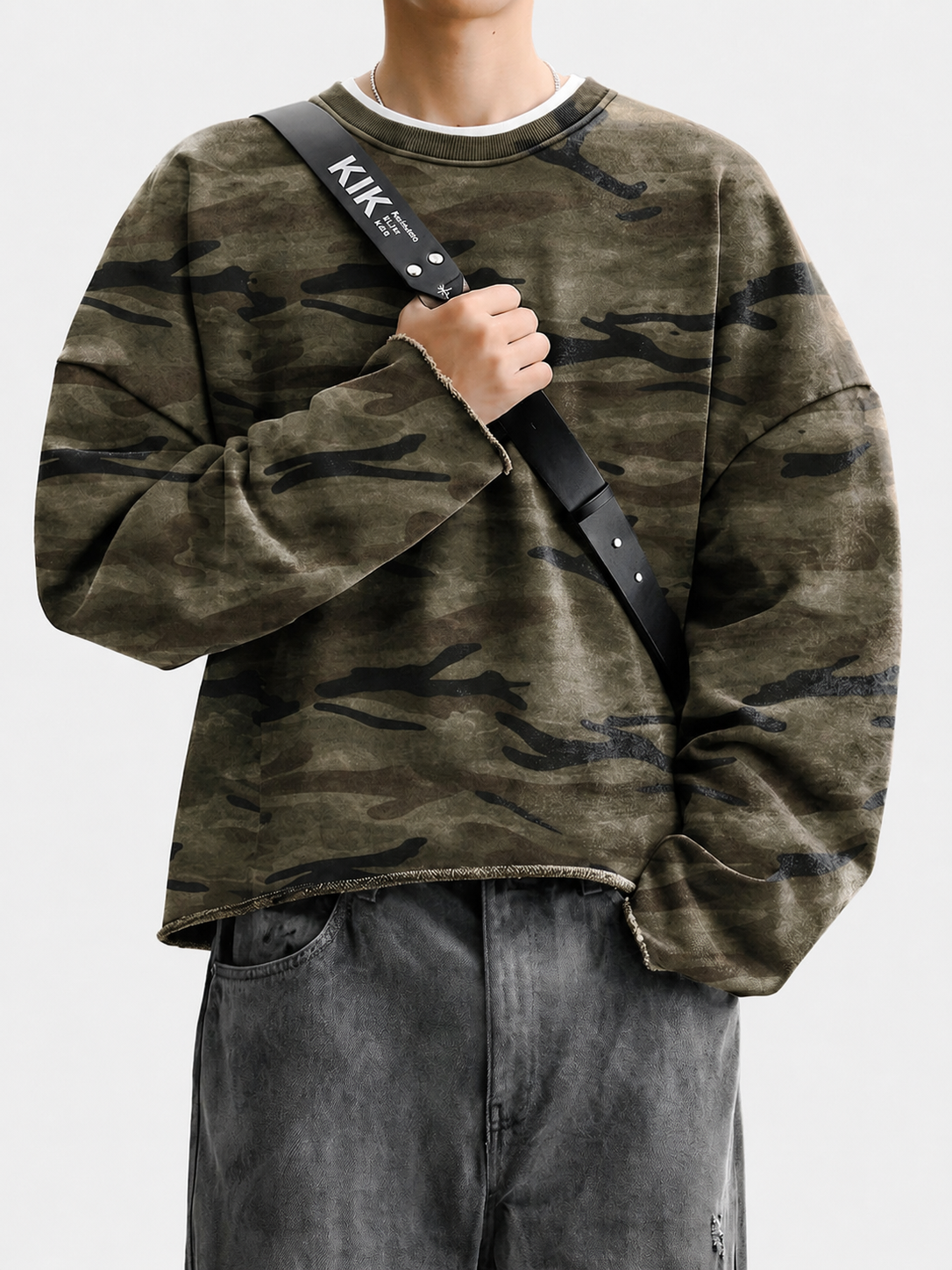 Sudadera corta de cuello redondo con estampado de camuflaje lavado