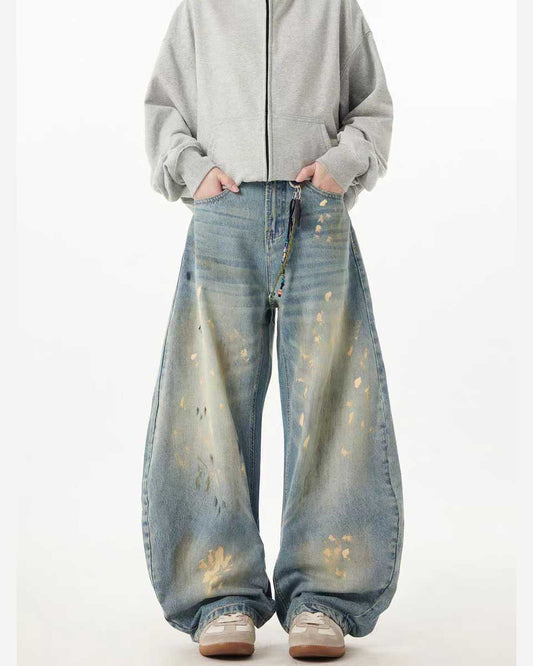 Vaqueros de denim de pierna ancha y corte barril curvo con salpicaduras doradas pintadas a mano